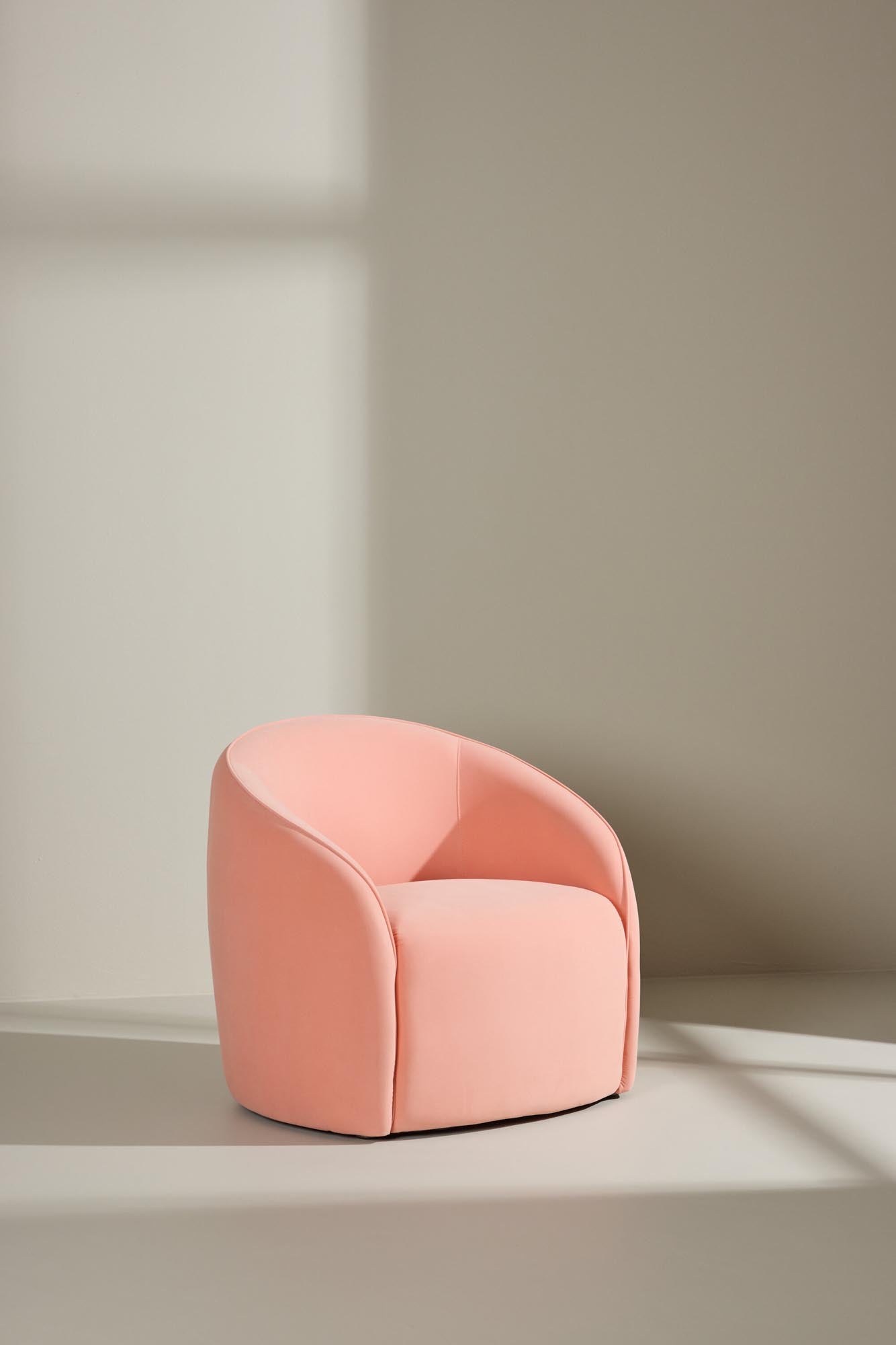 Der Neo-Sessel von Venture Home vereint modernen Stil und hohen Komfort in sanfter Pfirsichfarbe – perfekt für jedes Zuhause.