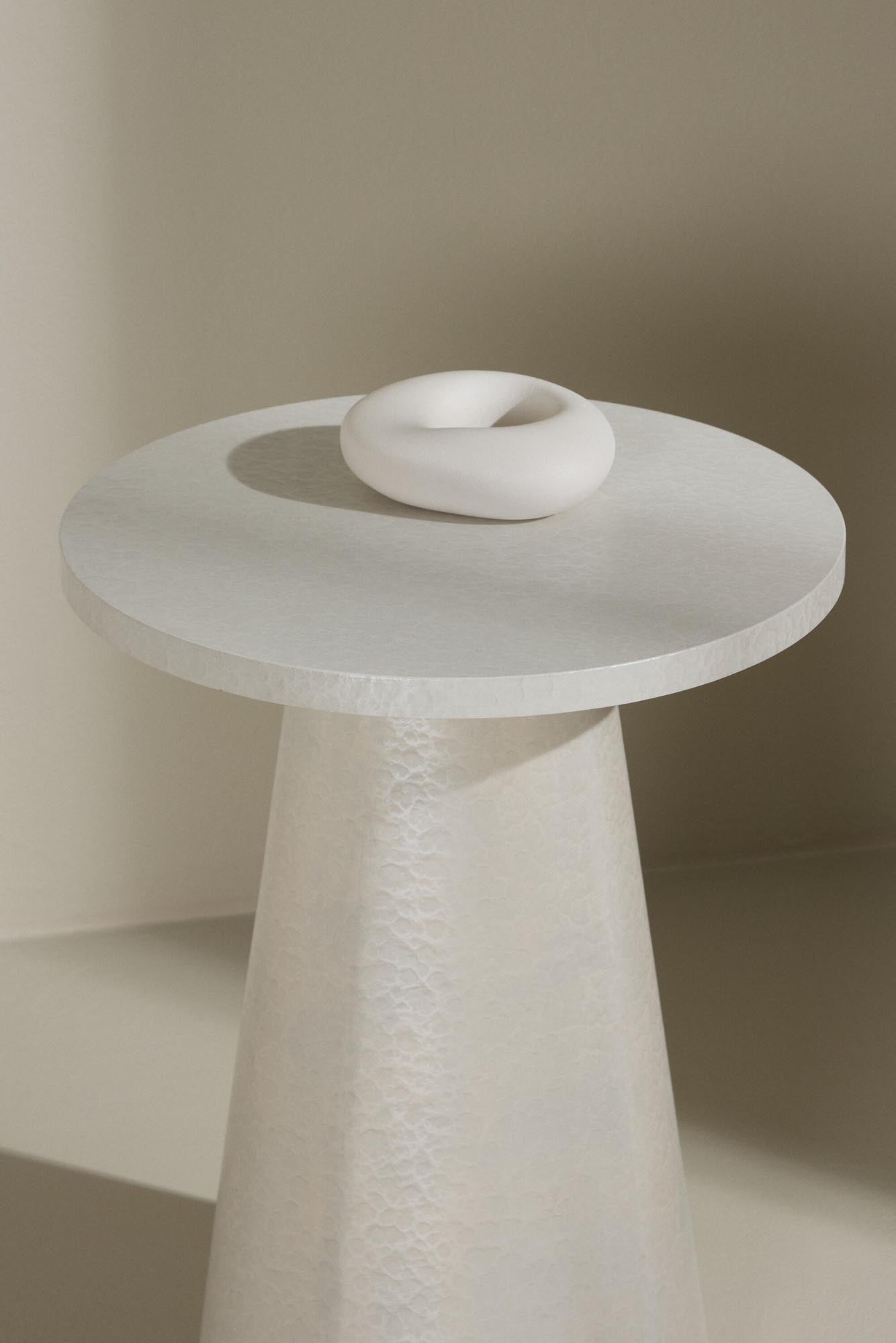 Eleganter, runder Beistelltisch in Mokkafarbe, ideal für kleine Räume, vielseitig einsetzbar und leicht umzustellen.