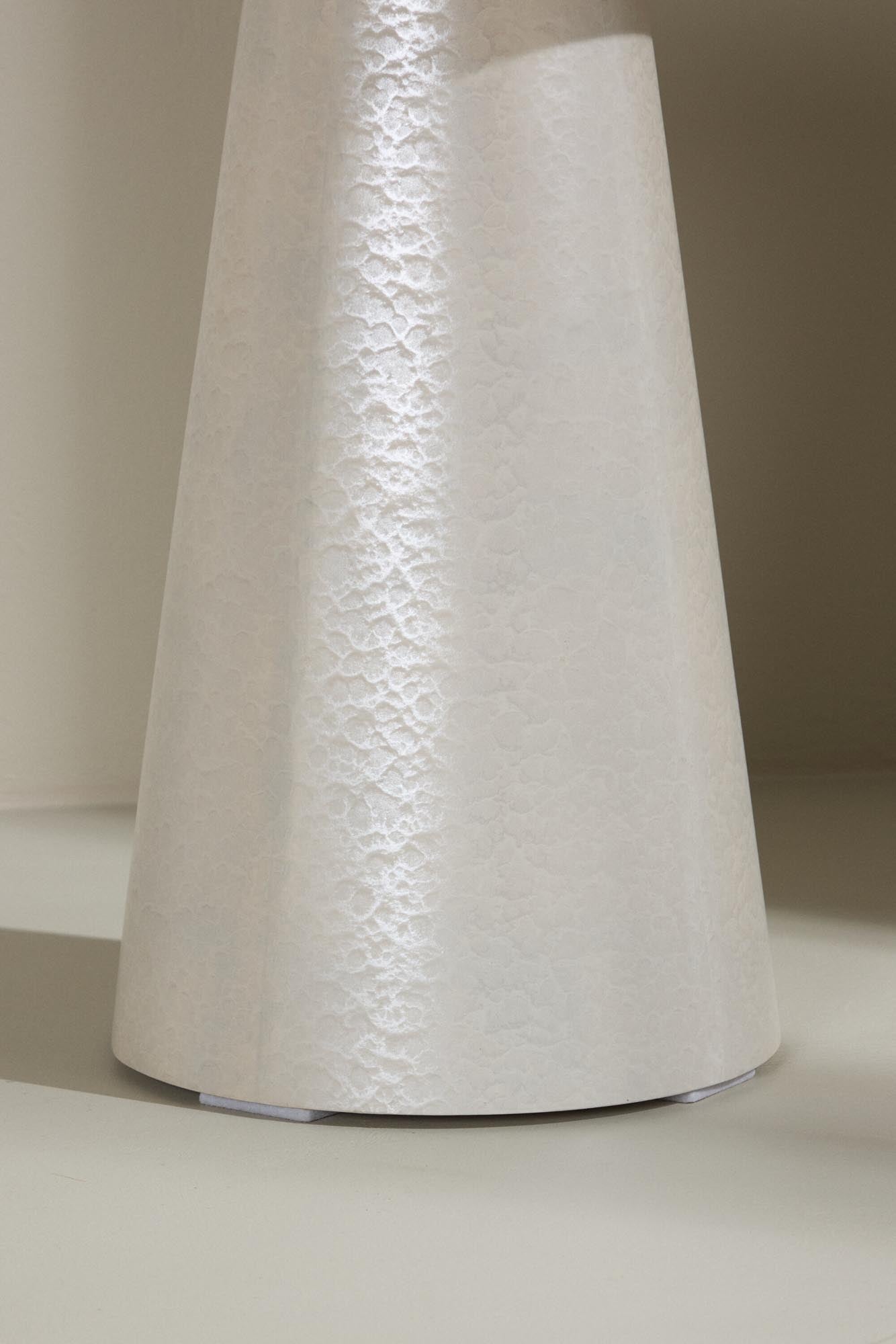 Moderner Lanzo Beistelltisch φ35 von Venture Home, ideal für stilvolle Wohnräume, kompakt und vielseitig einsetzbar.