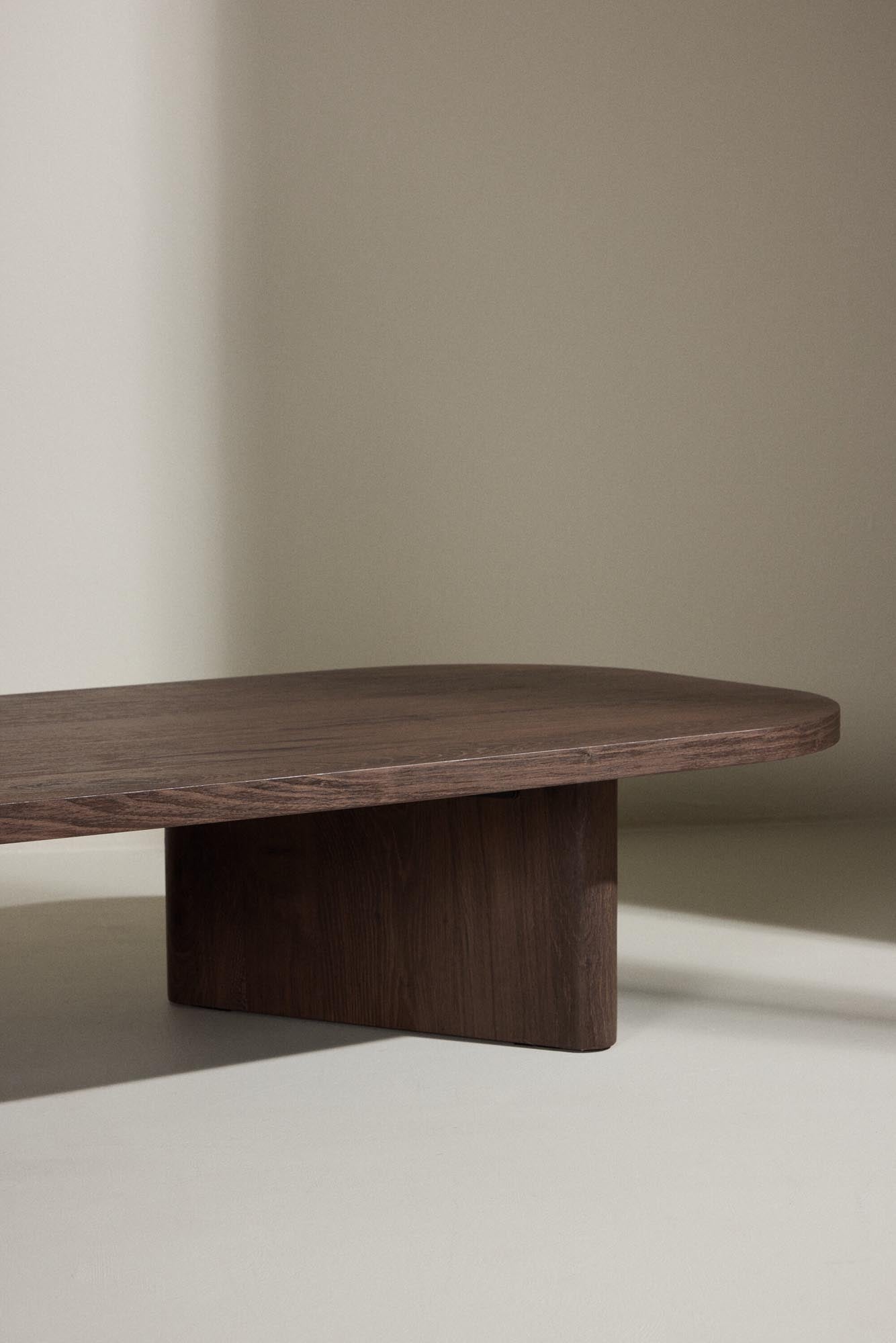 Entdecken Sie den Grönvik Sofatisch von Venture Home: Eleganz trifft Funktionalität, gefertigt aus umweltfreundlichem MDF, ideal für jedes Wohnzimmer.