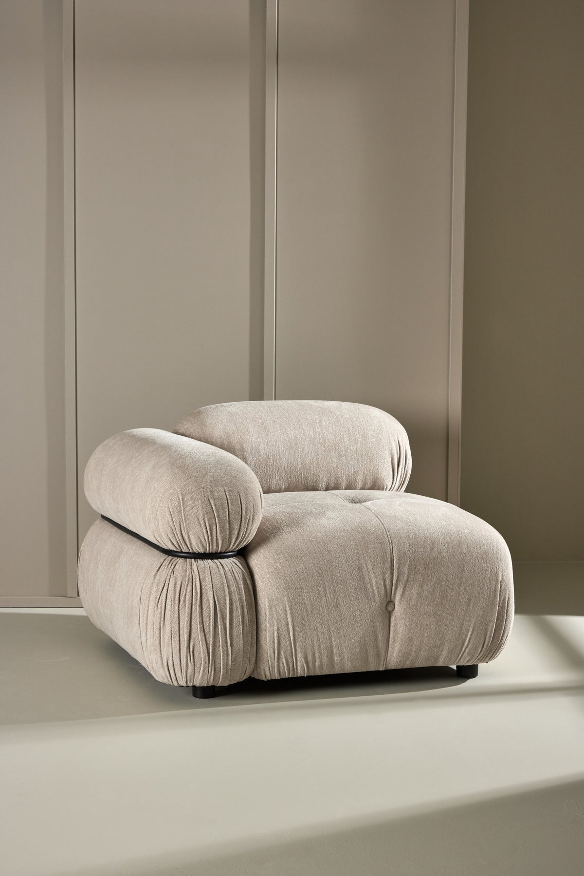 Mika modulares Sofa Links in Beige präsentiert im Onlineshop von KAQTU Design AG. Modulares Sofa ist von Venture Home