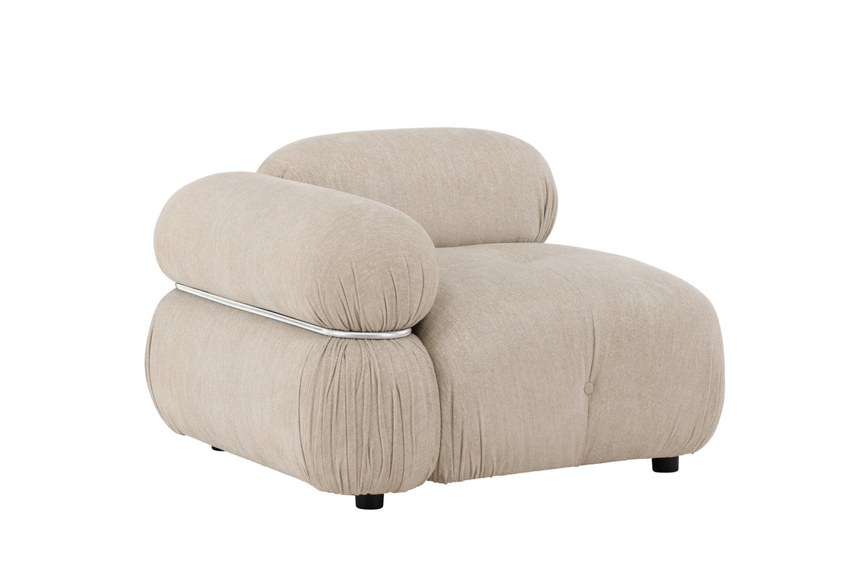 Mika Sofa Modul von Venture Home in Beige: gepolstertes Sitzelement aus Polyester mit schwarzen Beinen, Teil eines modularen Sofasystems.