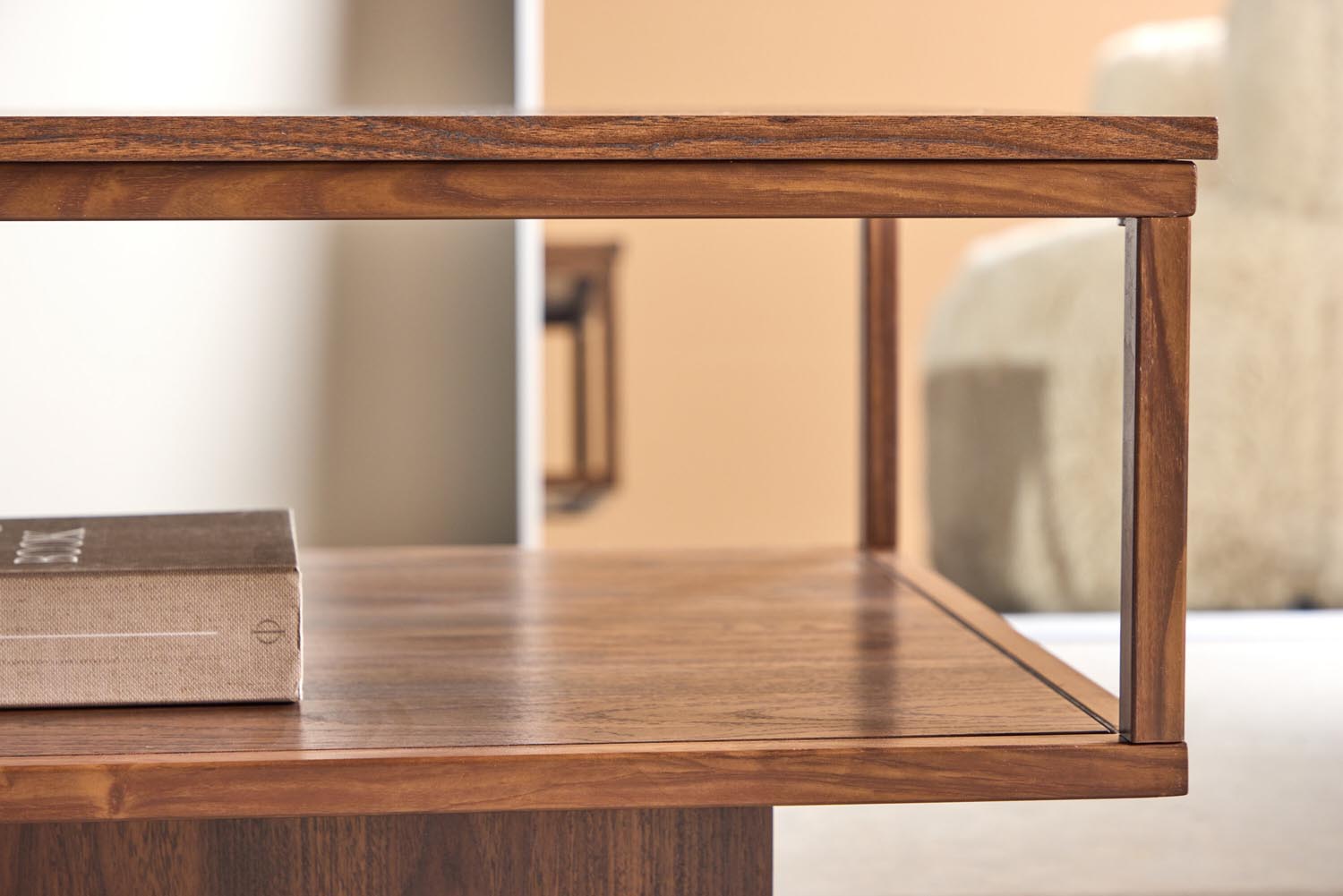 Maglehem Sofatisch in Walnuss präsentiert im Onlineshop von KAQTU Design AG. Beistelltisch ist von Venture Home