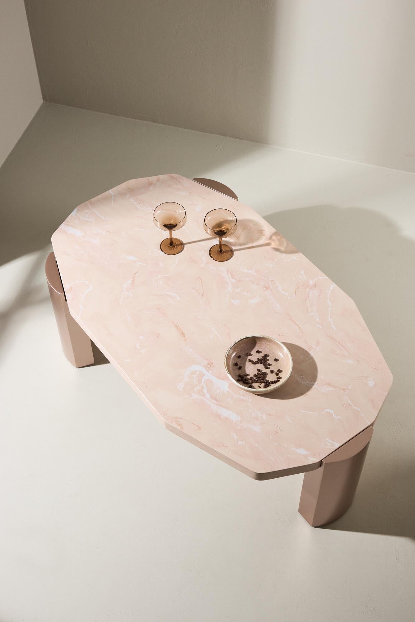 Moderner Sofatisch Kres von Venture Home, 125x70.5 cm, stilvolles Design, ideal für Wohnzimmer, erstklassige Qualität.