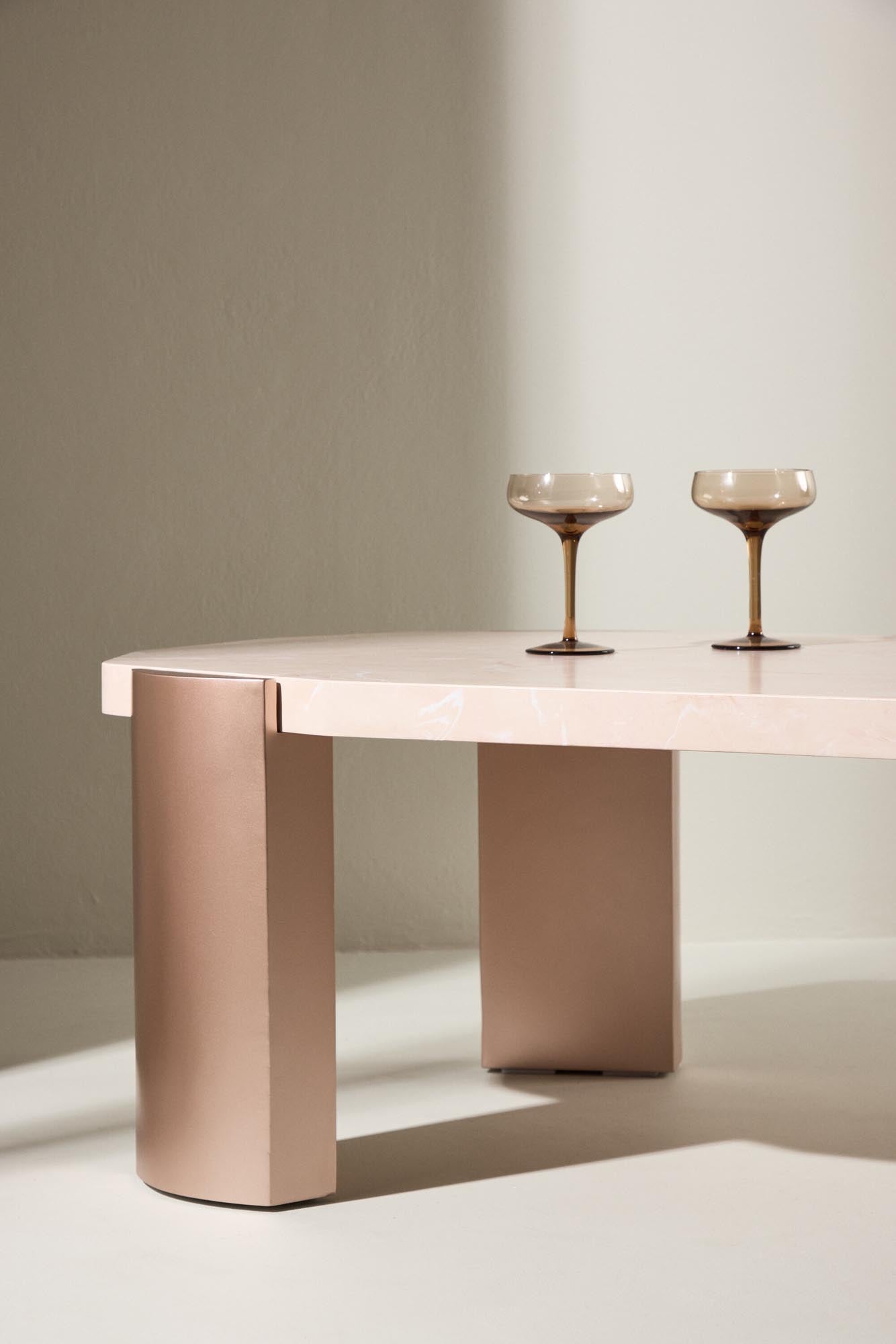 Eleganter Sofatisch Kres von Venture Home, 125x70.5 cm, modernes Design, perfekt für Wohnzimmer, hochwertige Verarbeitung.