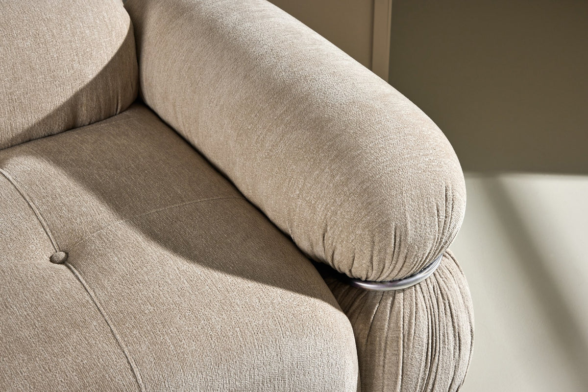 Mika Sofa Modul von Venture Home in Beige: gepolstertes Sitzelement aus Polyester mit schwarzen Beinen, Teil eines modularen Sofasystems.