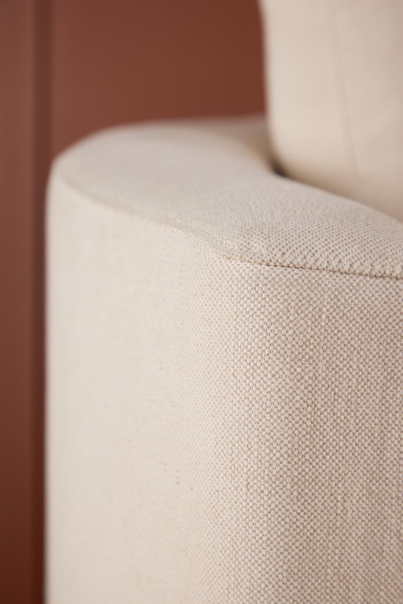 Das Kelso 3-Sitzer Sofa von Venture Home bietet zeitgemässen Stil und Bequemlichkeit für moderne Wohnräume.