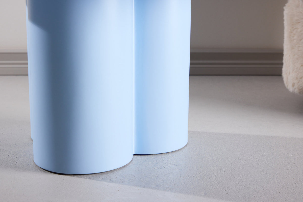 Olivia Sofa-Tisch in Blau präsentiert im Onlineshop von KAQTU Design AG. Couchtisch ist von Venture Home
