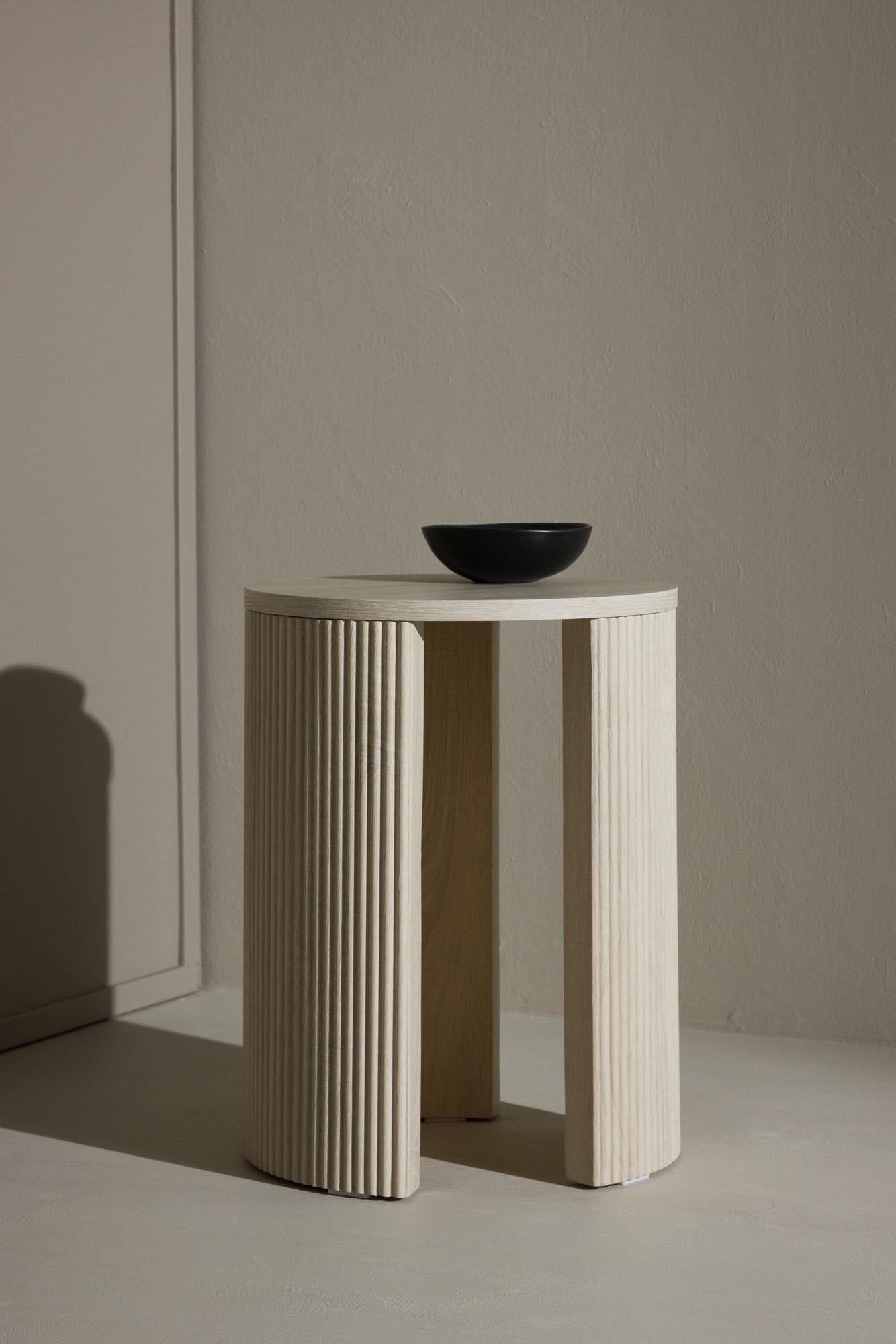 Eleganter Beistelltisch aus MDF mit Weisswaschung, ideal für moderne Wohnräume. Vielseitig und stilvoll.