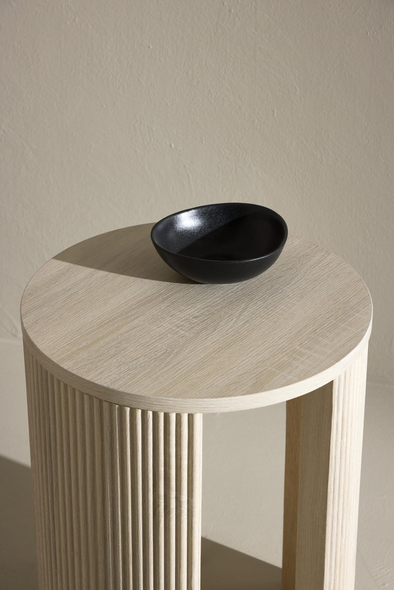 Moderner Beistelltisch mit 40 cm Durchmesser, ideal für stilvolle Wohnräume, entworfen von Venture Home.