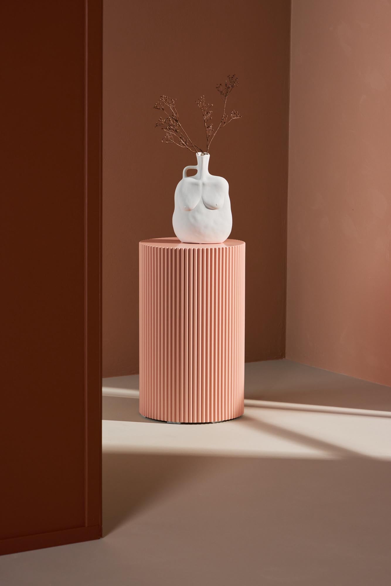 Moderner Lenox Beistelltisch von Venture Home, stilvolles Design, ideal für Wohnzimmer oder Schlafzimmer, kompakt und funktional.