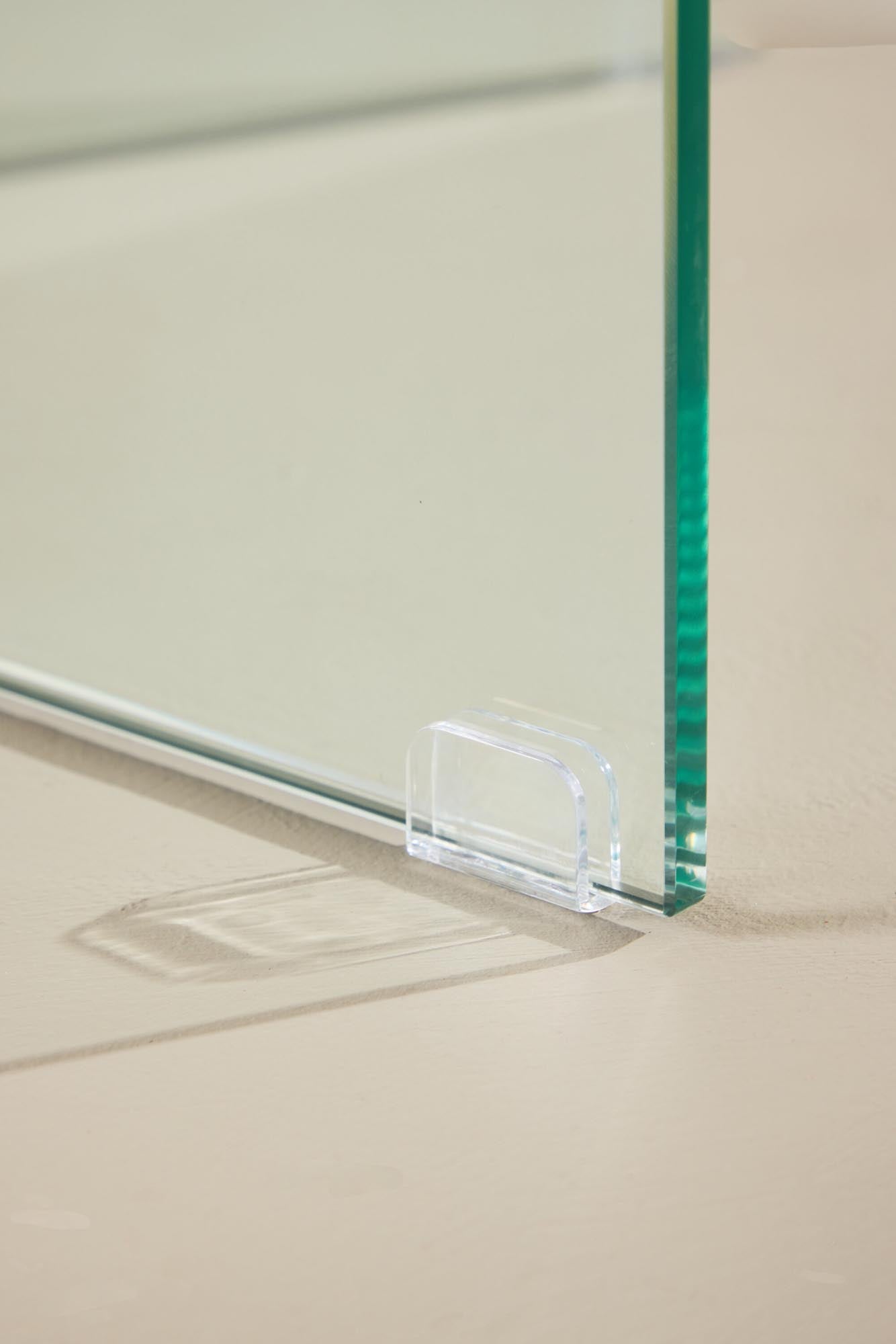 Ester Sofatisch von Venture Home: Elegante Betonoptik, schwebende Glasbeine, vielseitig und funktional für jedes moderne Wohnzimmer.