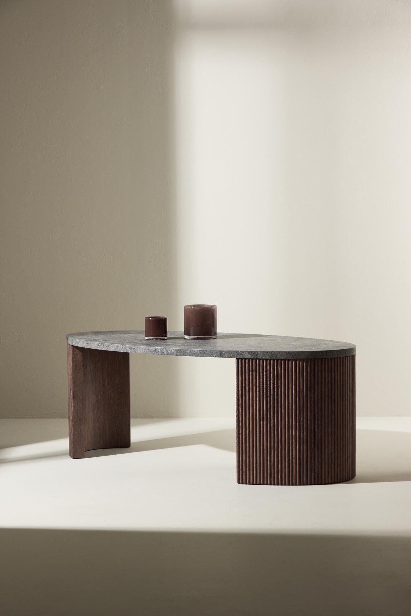 Der Bristol Sofa Tisch von Venture Home vereint stilvolle Eleganz mit Funktionalität, ideal für jedes Wohnzimmer.