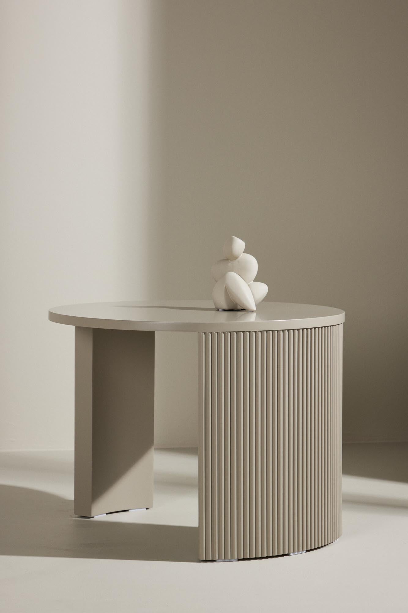 Der Bristol Sofa Tisch von Venture Home vereint stilvolle Eleganz mit praktischer Funktionalität in einem kompakten Design.