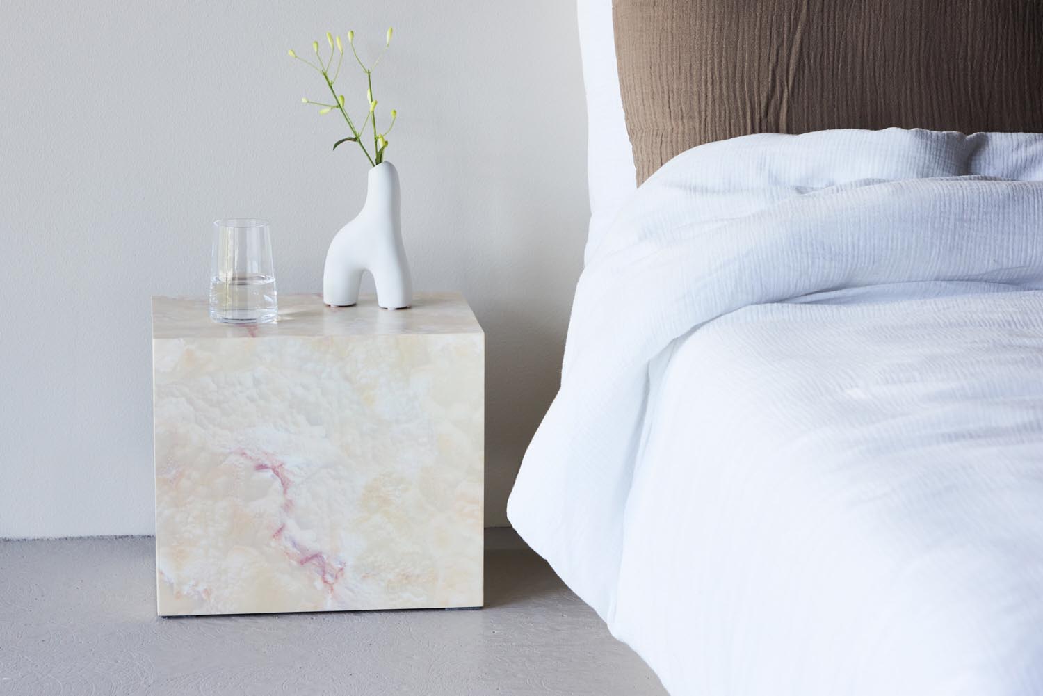 York Beistelltisch in Beige präsentiert im Onlineshop von KAQTU Design AG. Beistelltisch ist von Venture Home