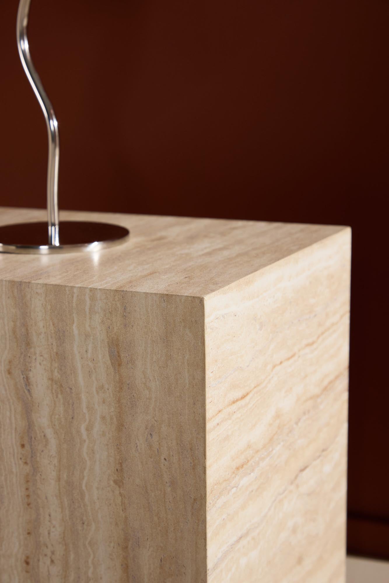 Moderner York Beistelltisch von Venture Home, stilvoll und funktional, ideal für jedes Wohnambiente.