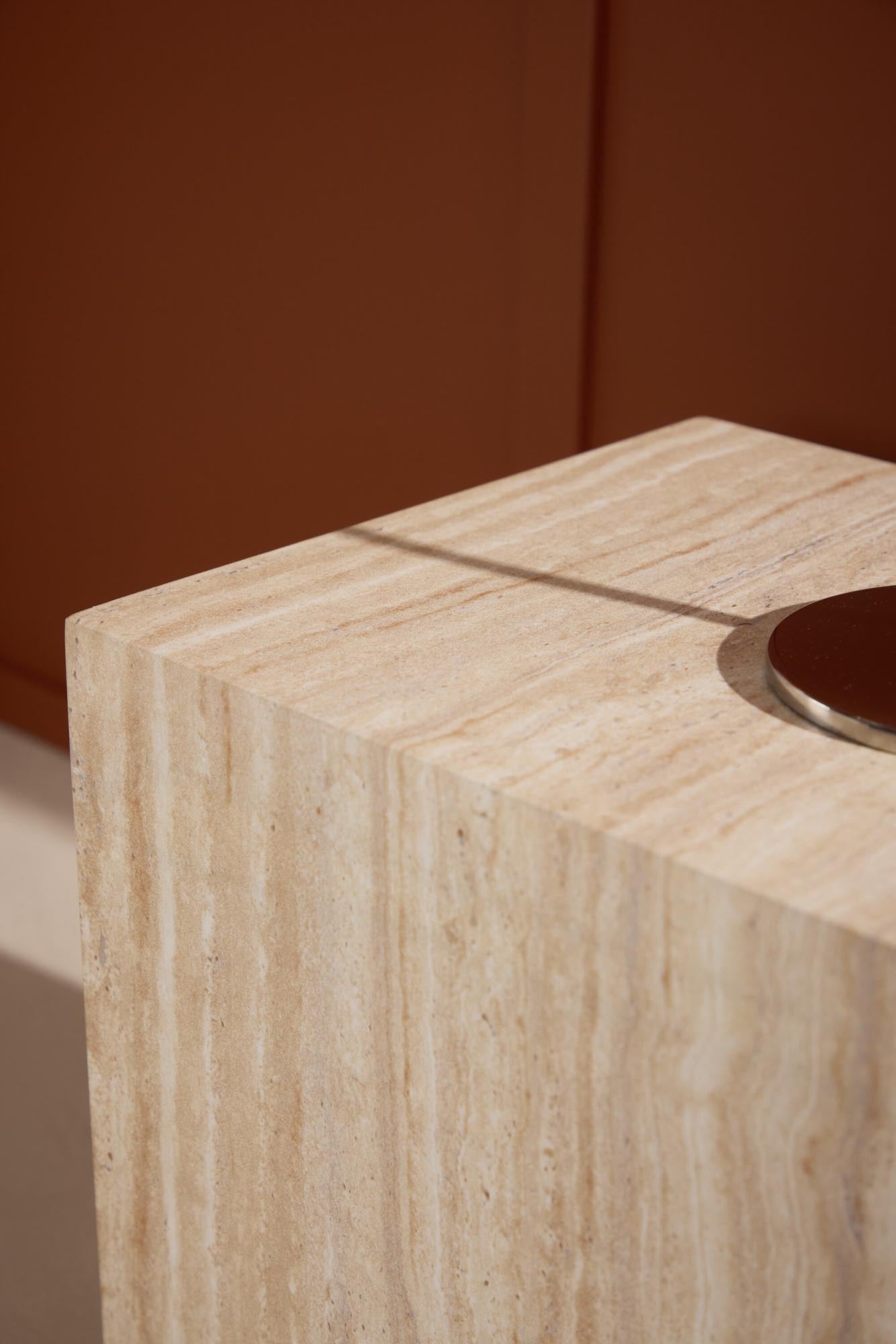 Eleganter York Beistelltisch von Venture Home, vielseitig einsetzbar, modernes Design, perfekt für stilvolle Wohnräume.