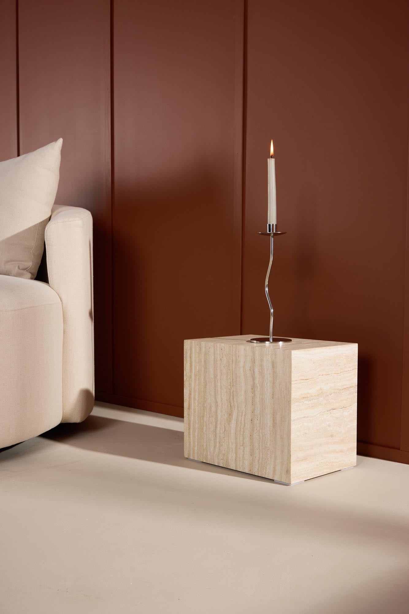 Moderner York Beistelltisch von Venture Home, ideal für stilvolle Räume, vielseitig nutzbar, mit elegantem Design.