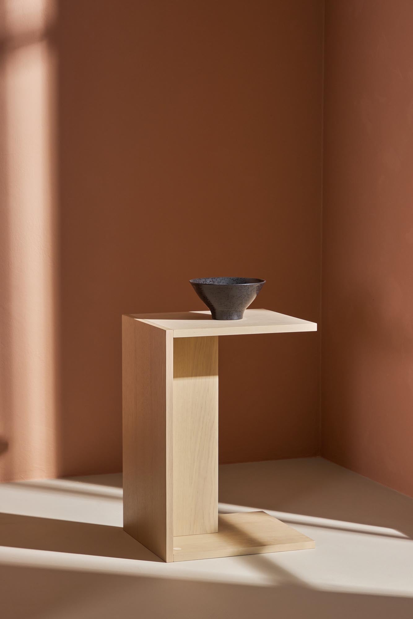 Eleganter Juni Sofatisch von Venture Home, modernes Design, erstklassige Qualität, perfekt für stilvolle Wohnräume.