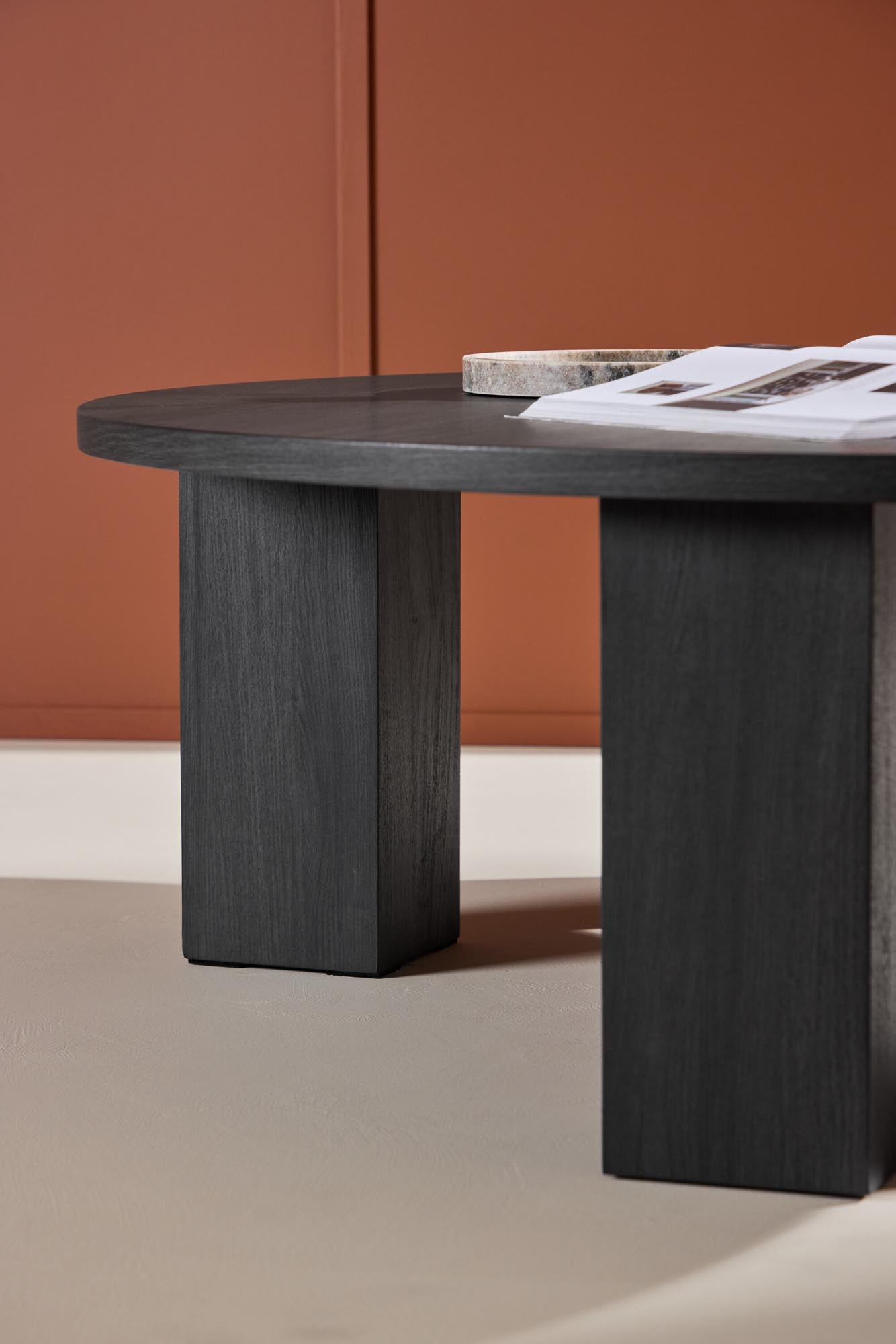 Moderner Juno Sofatisch von Venture Home, stilvolles Design, hochwertige Materialien, ideal für jedes Wohnzimmer.