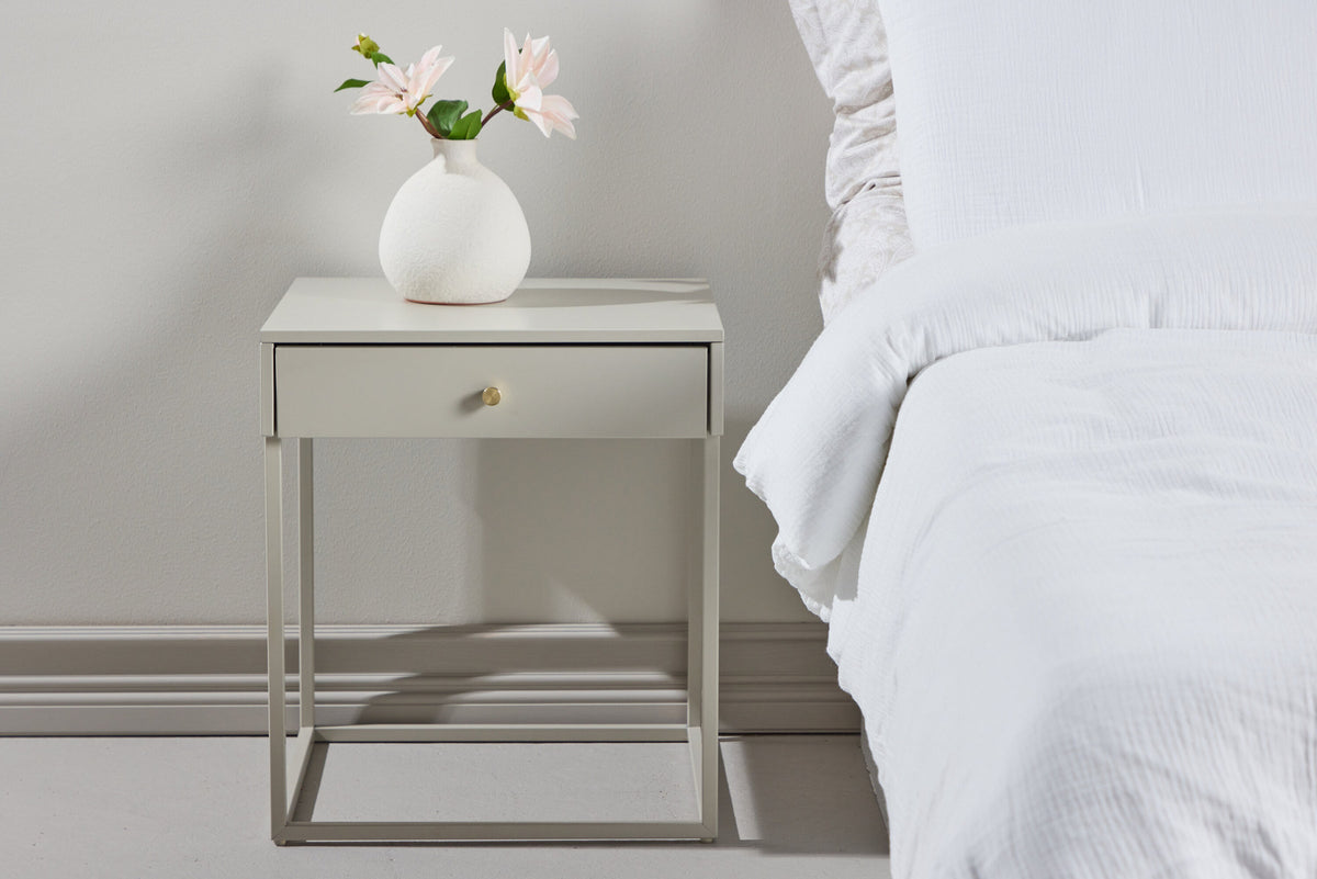 Bakal Nachttisch in Beige präsentiert im Onlineshop von KAQTU Design AG. Nachttisch ist von Venture Home