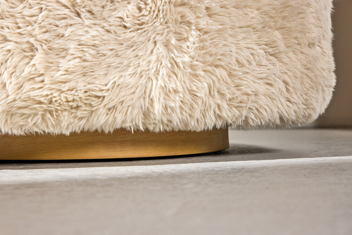 Astru Armlehnstuhl in Beige präsentiert im Onlineshop von KAQTU Design AG. Stuhl mit Armlehne ist von Venture Home