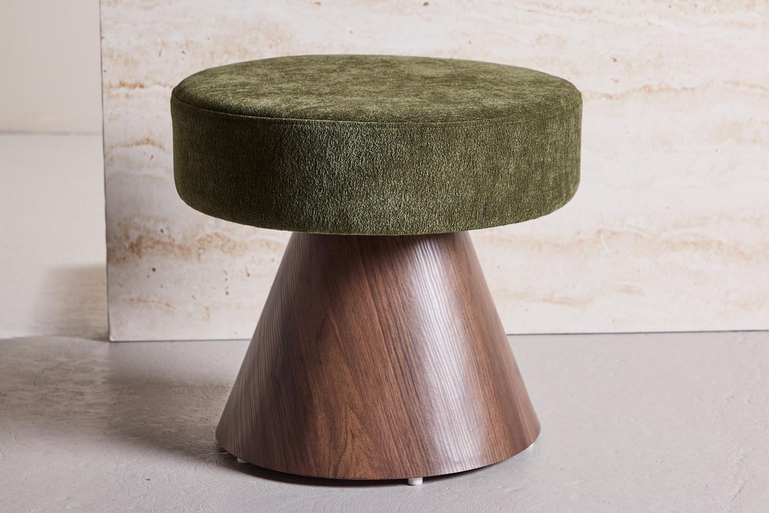 Lanzo Pouf in Grün präsentiert im Onlineshop von KAQTU Design AG. Pouf ist von Venture Home