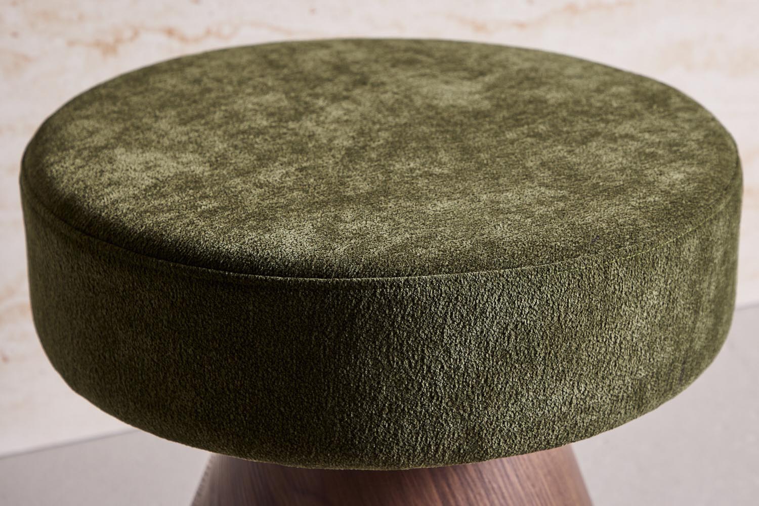 Lanzo Pouf in Grün präsentiert im Onlineshop von KAQTU Design AG. Pouf ist von Venture Home