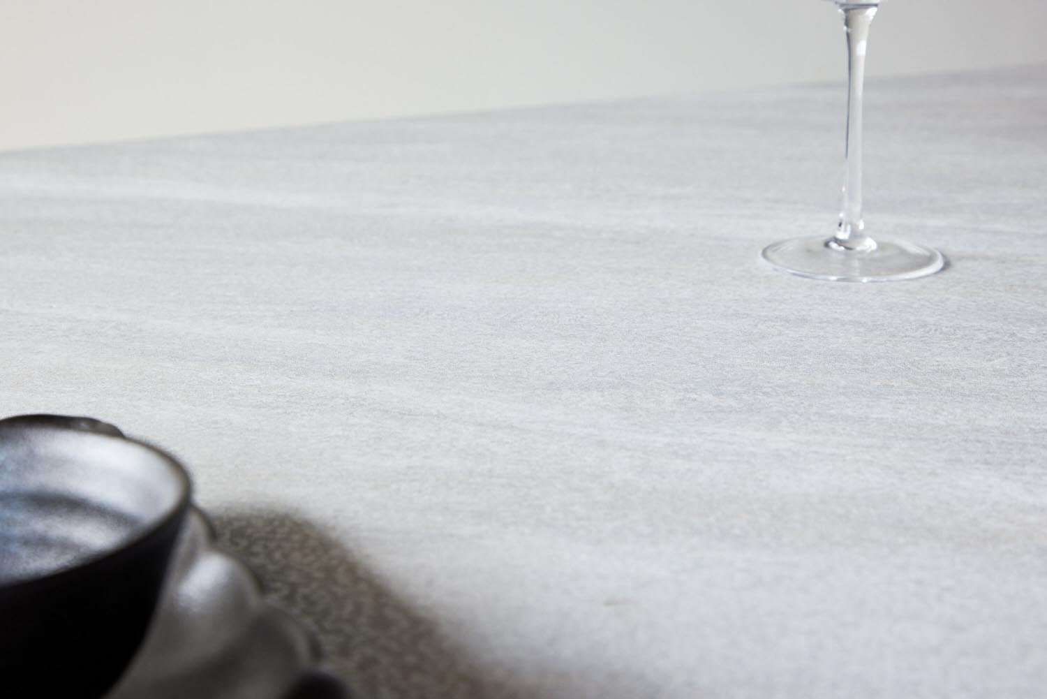 Cael Esstisch in Hellgrau präsentiert im Onlineshop von KAQTU Design AG. Esstisch ist von Venture Home