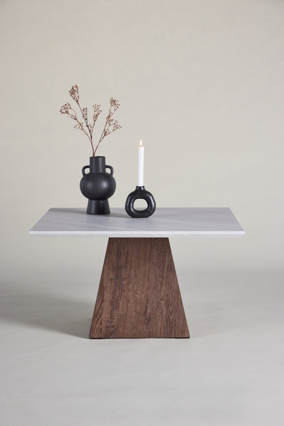Cael Sofatisch in Hellgrau präsentiert im Onlineshop von KAQTU Design AG. Beistelltisch ist von Venture Home