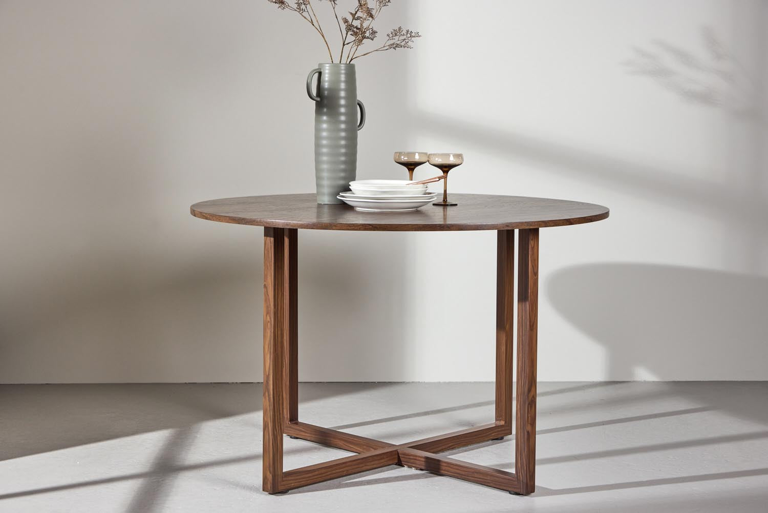 Durango Esstisch rund in Walnuss präsentiert im Onlineshop von KAQTU Design AG. Esstisch ist von Venture Home