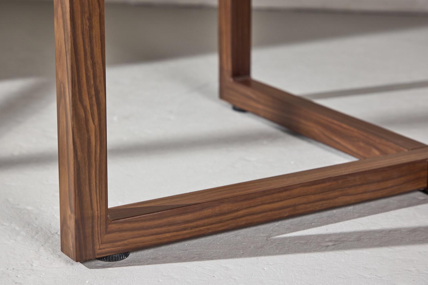 Durango Esstisch rund in Walnuss präsentiert im Onlineshop von KAQTU Design AG. Esstisch ist von Venture Home