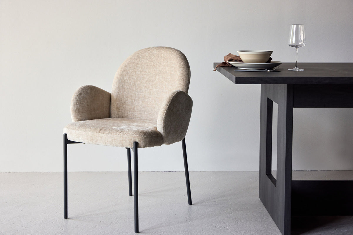 Blom Esszimmerstuhl in Beige präsentiert im Onlineshop von KAQTU Design AG. Stuhl mit Armlehne ist von Venture Home