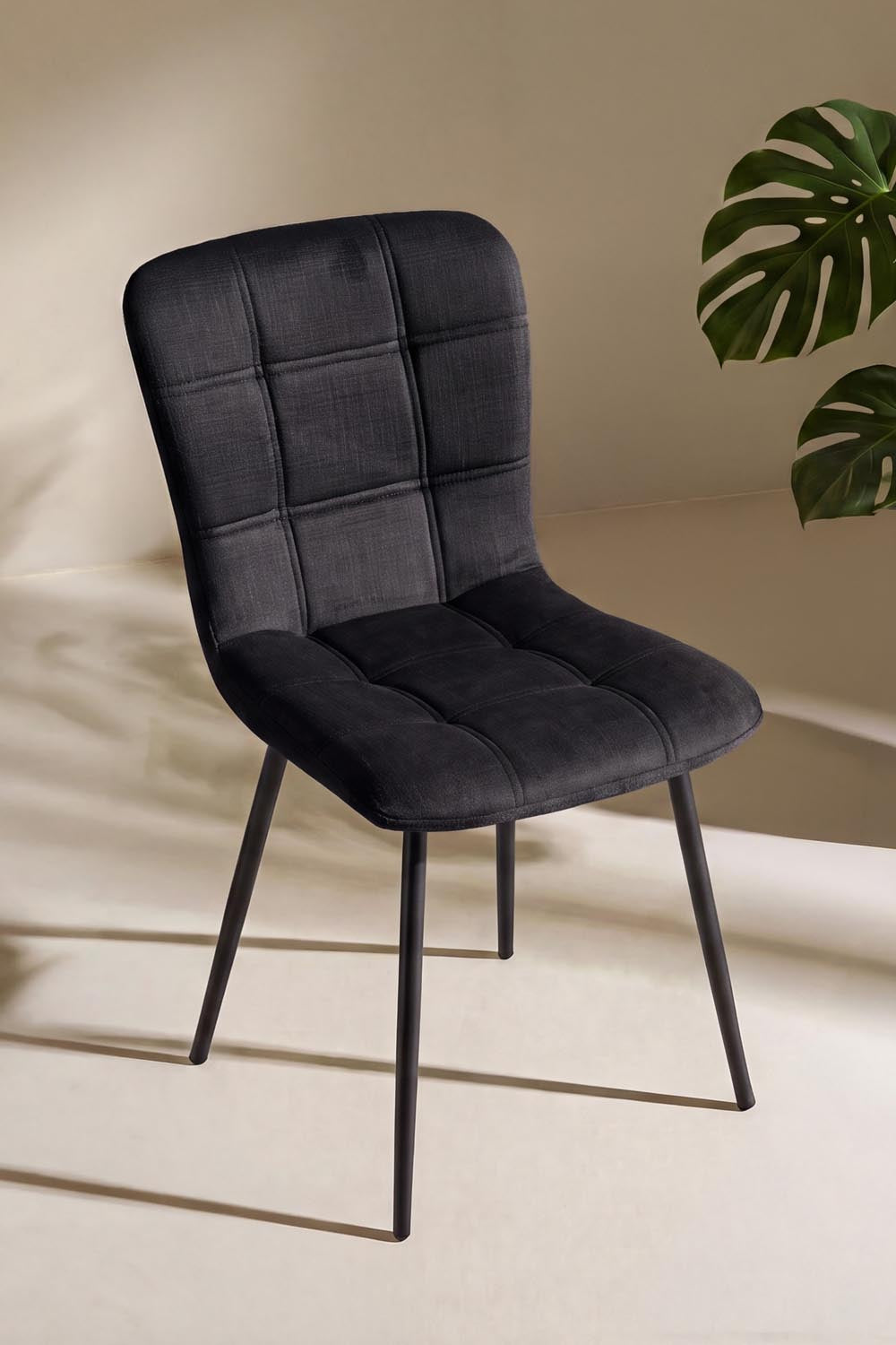 Punsch Esszimmerstuhl in Schwarz präsentiert im Onlineshop von KAQTU Design AG. Stuhl ist von Venture Home