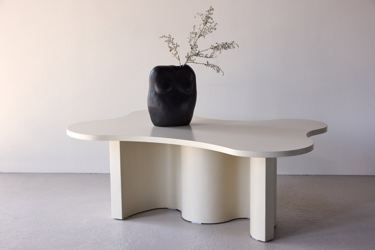 Flow Sofatisch in Beige präsentiert im Onlineshop von KAQTU Design AG. Beistelltisch ist von Venture Home