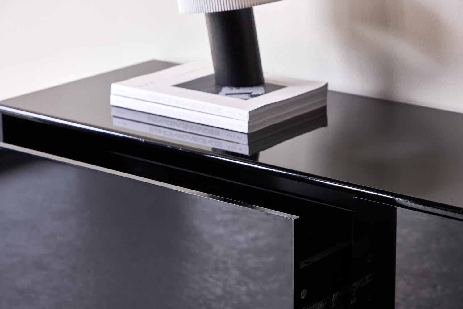 Fristad TV Möbel in Schwarz präsentiert im Onlineshop von KAQTU Design AG. TV-Möbel ist von Venture Home