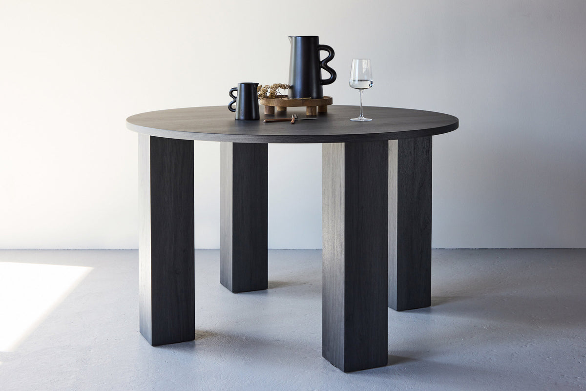 Juno Runder Esstisch in Schwarz präsentiert im Onlineshop von KAQTU Design AG. Esstisch ist von Venture Home