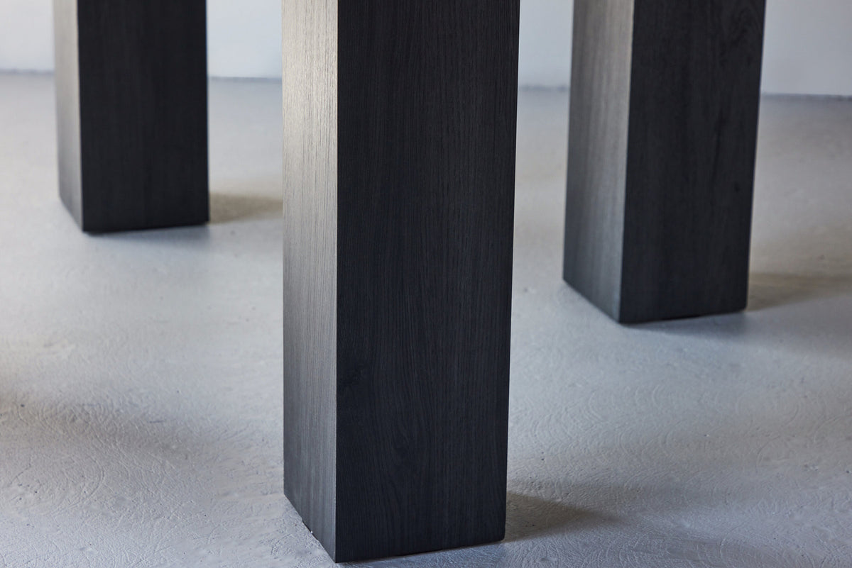 Juno Runder Esstisch in Schwarz präsentiert im Onlineshop von KAQTU Design AG. Esstisch ist von Venture Home