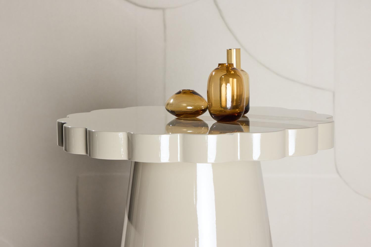 Krull Sofatisch in Beige präsentiert im Onlineshop von KAQTU Design AG. Beistelltisch ist von Venture Home