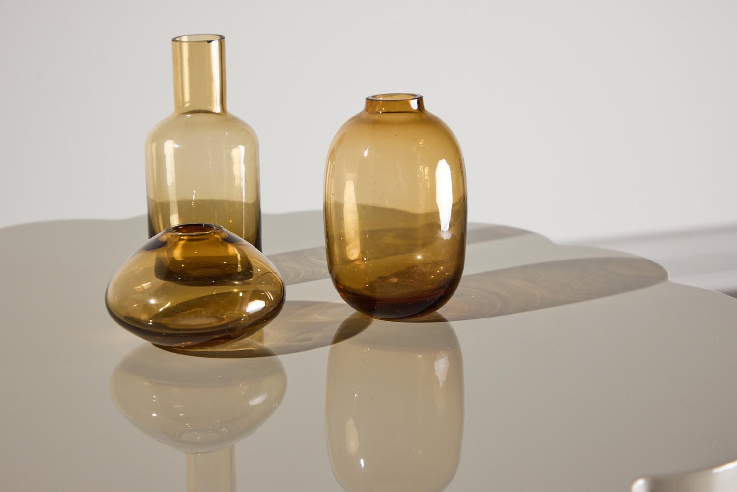 Krull Sofatisch in Beige präsentiert im Onlineshop von KAQTU Design AG. Beistelltisch ist von Venture Home