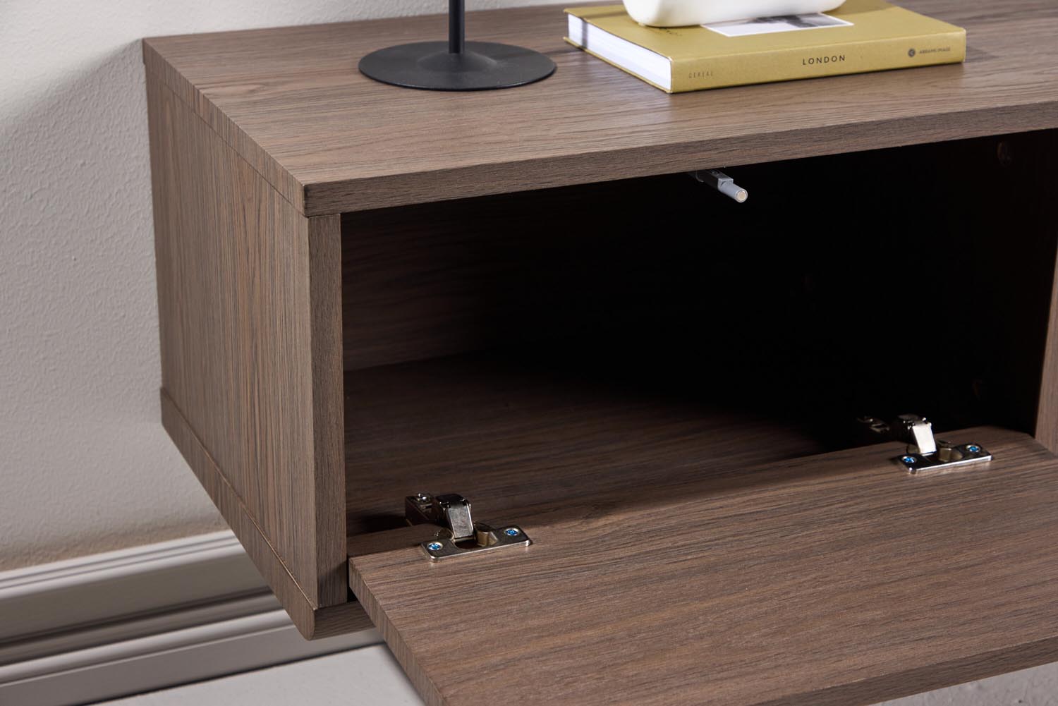 Dragh TV Möbel in Mokka präsentiert im Onlineshop von KAQTU Design AG. TV-Möbel ist von Venture Home