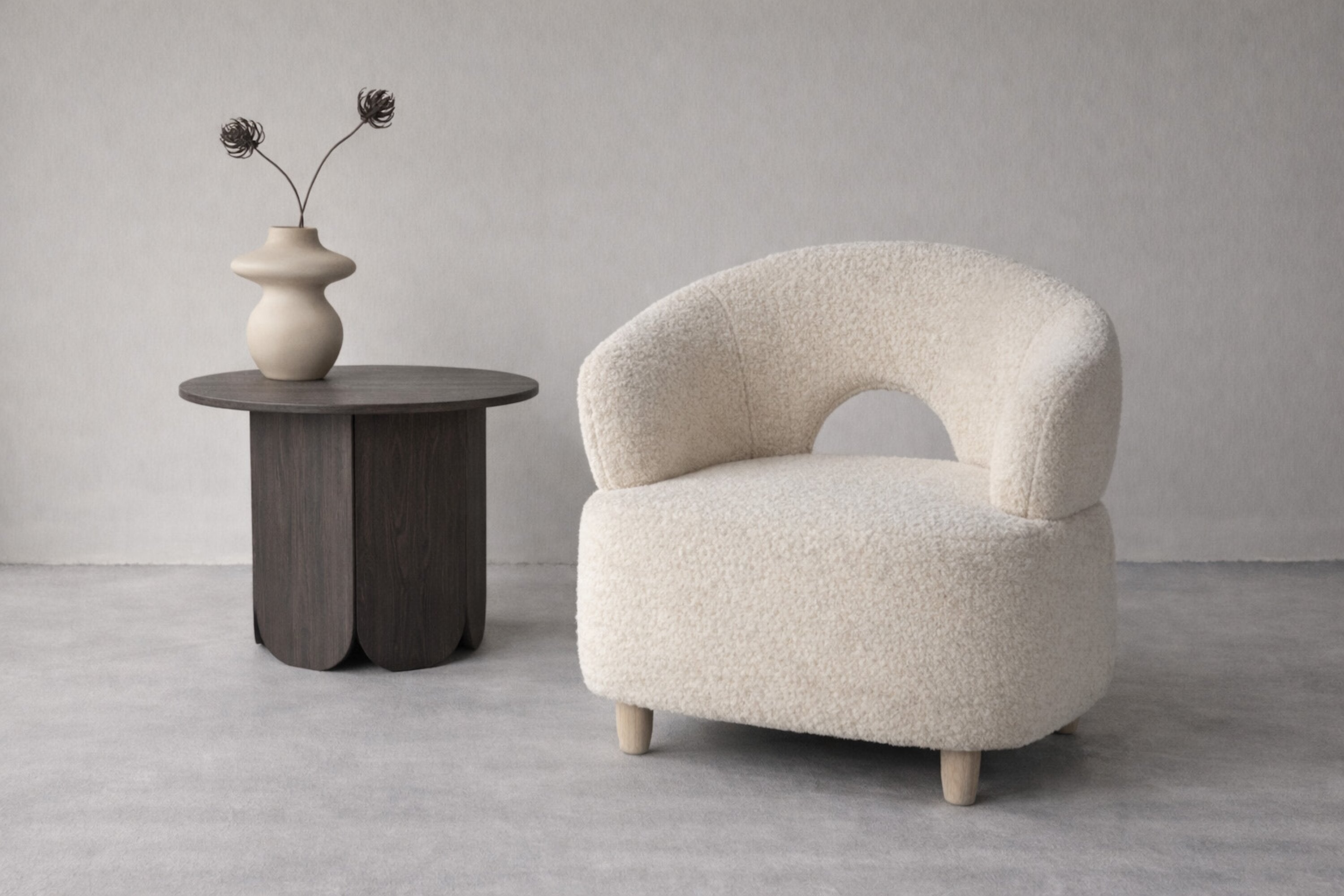 Eleganter Moglas Sessel in stilvollem Weiß, ideal für moderne Wohnräume, präsentiert von Venture Home.