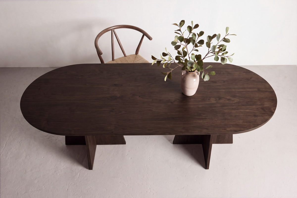 Ovaler Esstisch Bootcut in Mokka-Farbton mit MDF-Tischplatte und furnierten Beinen, Grösse 200x100 cm, Platz für sechs Personen.