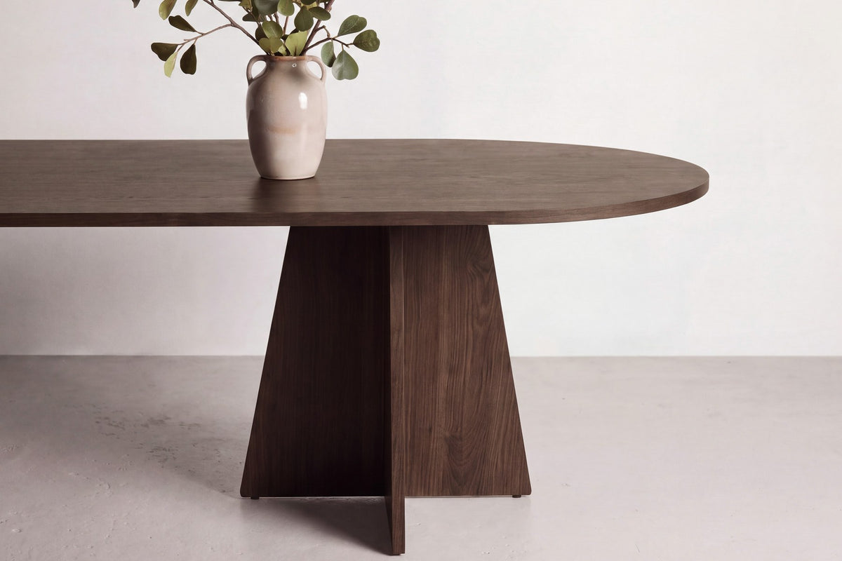 Ovaler Esstisch Bootcut in Mokka-Farbton mit MDF-Tischplatte und furnierten Beinen, Grösse 200x100 cm, Platz für sechs Personen.