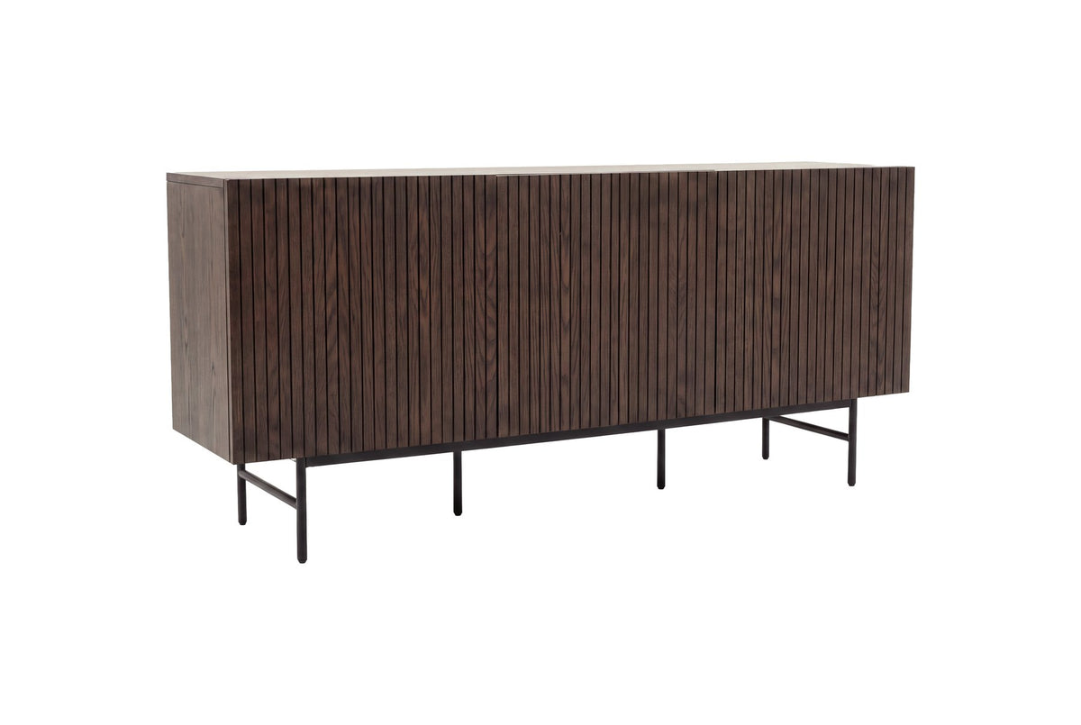 Sideboard Björkön in Mokka mit schwarzen Stahlbeinen, drei Türen und Soft-Close-Scharnieren, Platten aus MDF mit Furnier, pulverbeschichtete Oberfläche.