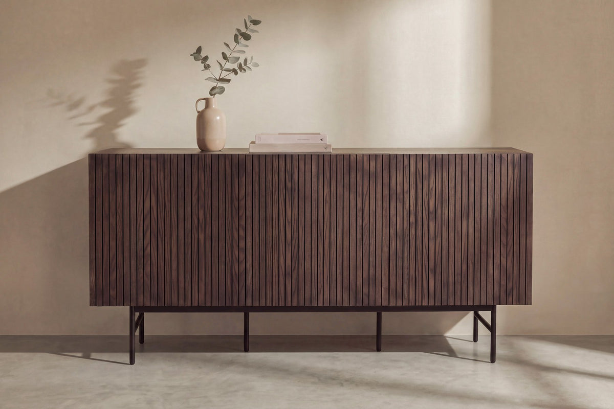 Sideboard Björkön in Mokka mit schwarzen Stahlbeinen, drei Türen und Soft-Close-Scharnieren, Platten aus MDF mit Furnier, pulverbeschichtete Oberfläche.