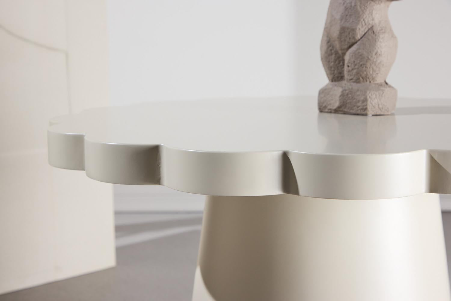 Krull Sofatisch in Beige präsentiert im Onlineshop von KAQTU Design AG. Beistelltisch ist von Venture Home