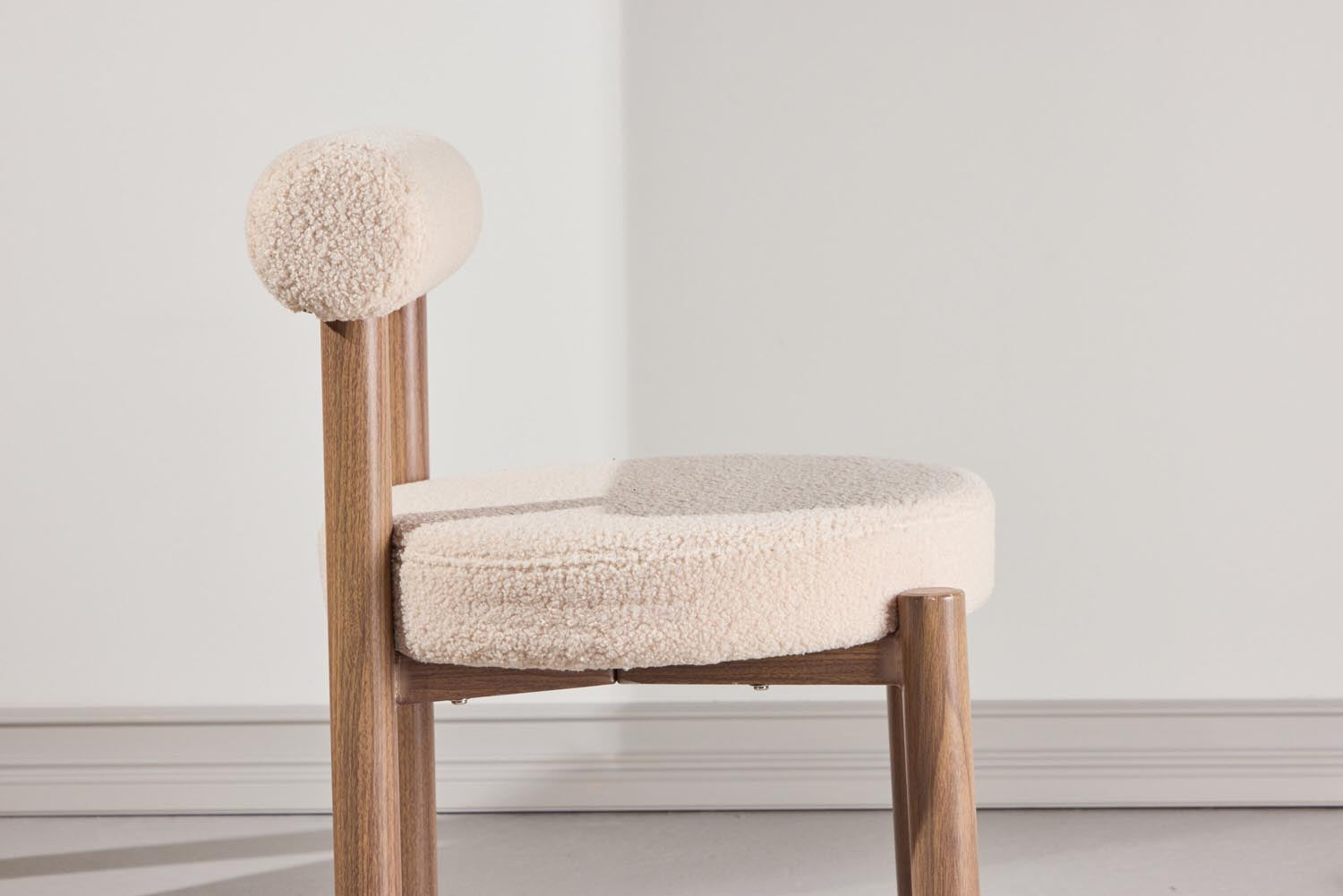 Tillo Esszimmerstuhl in Weiss präsentiert im Onlineshop von KAQTU Design AG. Stuhl ist von Venture Home