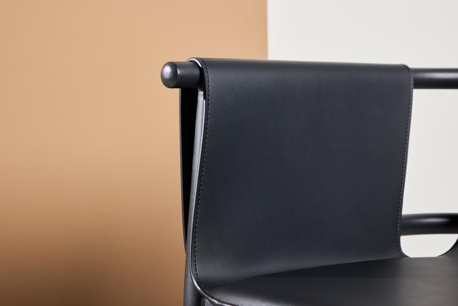 Bjäre Armlehnstuhl in Schwarz präsentiert im Onlineshop von KAQTU Design AG. Stuhl mit Armlehne ist von Vind