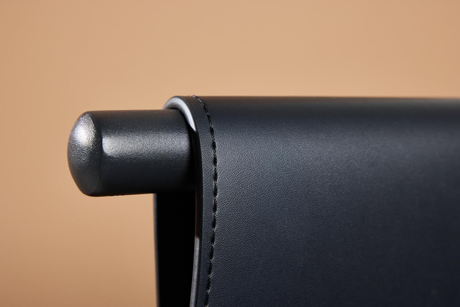 Bjäre Armlehnstuhl in Schwarz präsentiert im Onlineshop von KAQTU Design AG. Stuhl mit Armlehne ist von Vind